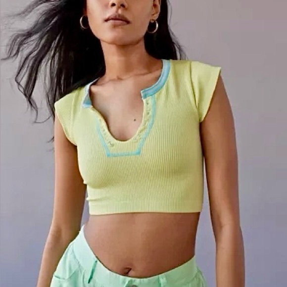 URBAN OUTFITTERS • CROP TOPS - Picture 2 of 2